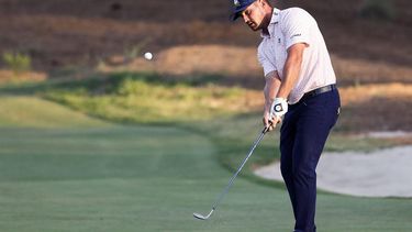 epa11414106 Bryson DeChambeau of the US chips on the 16th hole during the third round of the 2024 US Open golf tournament at Pinehurst No. 2 course in Pinehurst, North Carolina, USA, 15 June 2024.  EPA/ERIK S. LESSER