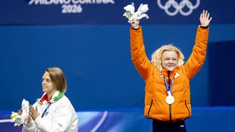 MILAAN - Arianna Fontana uit Italie en Xandra Velzeboer tijdens de medailleceremonie voor de 500 meter bij het shorttrack schaatsen in de Milano Ice Skating Area op de Olympische Winterspelen van Milaan. ROBIN VAN LONKHUIJSEN / ANP