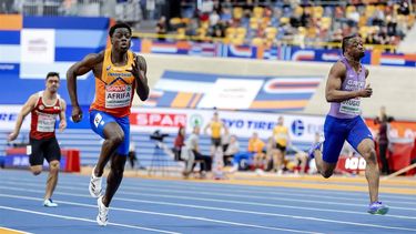 APELDOORN - Elvis Afrifa en John Otugade (GBR) tijdens het onderdeel 60 meter op de derde dag van het EK Indoor atletiek in Omnisport Apeldoorn. ANP ROBIN VAN LONKHUIJSEN