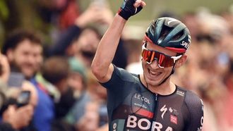 Stage winner Team Bora's German rider Lennard Kamna rides the last meters to cross the finish line of the stage 9 of the 2023 La Vuelta cycling tour of Spain, a 184,5 km hilly race from Cartagena to Collado de la Cruz de Caravaca, on September 3, 2023. 
JOSE JORDAN / AFP