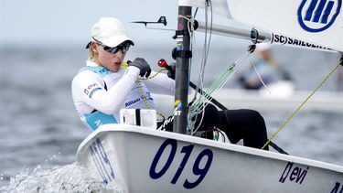 SCHEVENINGEN - Marit Bouwmeester in actie tijdens de ILCA 6 medaillerace op de tiende dag van de wereldkampioenschappen zeilen. ANP SEM VAN DER WAL