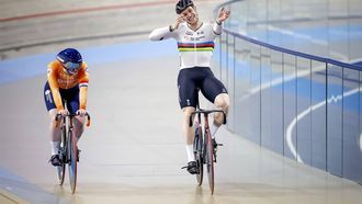 APELDOORN - Steffie van der Peet en Harrie Lavreysen tijdens een training met de Nederlandse selectie in Omnisport Apeldoorn dat gaat deelnemen aan het WK baanwielrennen welke in het Deense Ballerup gehouden wordt. ANP ROBIN VAN LONKHUIJSEN