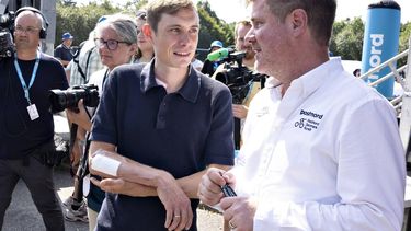 epa13142064 Danish cyclist Jonas Vingegaard with a broken collarbone ahead of Stage 2 of the Danmark Rundt cycling tour over 183.8km from from Glyngore to Skive, Denmark, 30 July 2026.  EPA/Henning Bagger  DENMARK OUT