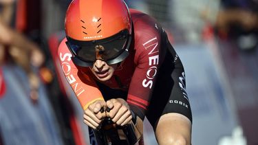 Team Ineos' Thymen Arensman competes in the stage 1 of La Vuelta a Espana cycling tour, a 12 km time-trial race from Lisbon to Oeiras, on August 17, 2024.  
MIGUEL RIOPA / AFP