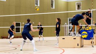 ARNHEM -  De Nederlandse volleybaldames tijdens een training in aanloop naar de Four Nations Cup en Volleyball Nations League. IRIS VAN DEN BROEK / ANP