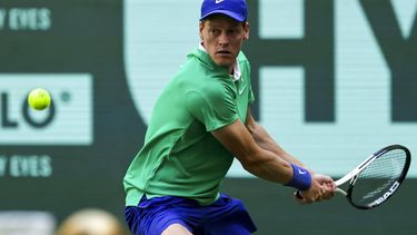 epa12181174 Jannik Sinner of Italy in action during the singles first round match against Yannick Hanfmann of Germany at the ATP Terra Wortmann Open in Halle Westfalen, Germany, 17 June 2025.  EPA/CHRISTOPHER NEUNDORF