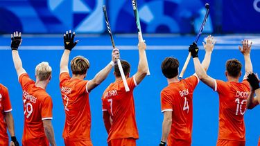 PARIJS - De hockeyheren tijdens het Nederlandse volkslied voorafgaand aan de eerste groepswedstrijd op de Olympische Spelen van de Nederlandse hockeymannen tegen Frankrijk. ANP REMKO DE WAAL