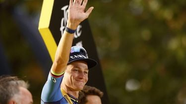 epa13134534 Dutch cyclist Mathieu van der Poel of Alpecin-Premier Tech celebrates on the podium after winning the 21st and final stage of the Tour de France, 88.7 km route starting and ending in Paris, France, 26 July 2026.  EPA/YOAN VALAT