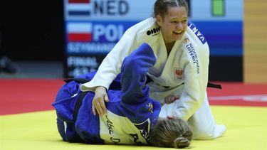 epa11358348 Joanne Van Lieshout (in White) of the Netherlands celebrates after winning against Angelika Szymanska of Poland in the final of women's -63 category of Judo World Championships 2024 in Abu Dhabi, United Arab Emirates, 21 May 2024.  EPA/ALI HAIDER