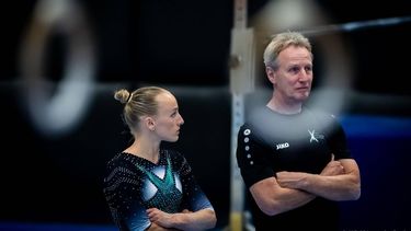ROTTERDAM - Sanne Wevers en coach Vincent Wevers tijdens de kwalificatiewedstrijd voor de EK turnen. De Europese kampioenschappen vinden plaats in de Kroatische hoofdstad Zagreb. IRIS VAN DEN BROEK / ANP