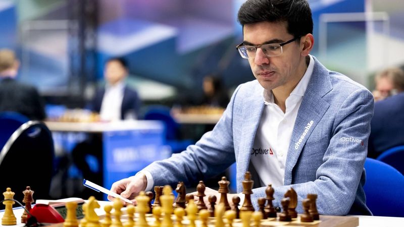 WIJK AAN ZEE - Anish Giri (Nederland) speelt tegen Dommaraju Gukesh (India) zijn eerste schaakronde, op de eerste dag van het schaaktoernooi Tata Steel Chess. Nederlandse schakers uit verschillende landen doen een gooi naar de titel in het toernooi. ANP FRANK VAN BEEK