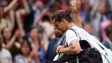 Germany's Alexander Zverev waves to the crowd as he leaves Centre Court after loosing against to US player Taylor Fritz during their men's singles tennis match on the eighth day of the 2024 Wimbledon Championships at The All England Lawn Tennis and Croquet Club in Wimbledon, southwest London, on July 8, 2024. 
HENRY NICHOLLS / AFP