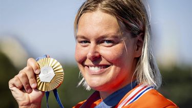 PARIJS - Sharon van Rouwendaal met haar gouden medaille na het openwaterzwemmen in de Seine tijdens de Olympische Spelen. ANP ROBIN VAN LONKHUIJSEN