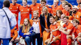 PARIJS - Prinses Amalia, koning Willem-Alexander, koningin Maxima en prinses Alexia poseren met de hockeyheren na afloop van de groepswedstrijd tussen Nederland en Zuid-Afrika op de Olympische Spelen. ANP REMKO DE WAAL