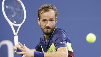 2023-09-04 19:28:20 epa10840874 Daniil Medvedev of Russia returns the ball to Alex de Minaur of Australia during their fourth round match at the US Open Tennis Championships at the USTA National Tennis Center in Flushing Meadows, New York, USA, 04 September 2023. The US Open runs from 28 August through 10 September.  EPA/CJ GUNTHER