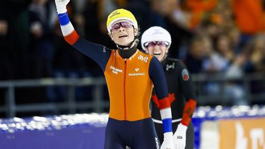 HEERENVEEN - Marijke Groenewoud (NED) juicht na het winnen van de mass start vrouwen tijdens de zesde en tevens laatste wereldbeker langebaanschaatsen van het seizoen. Het driedaagse evenement vond plaats in Thialf. ANP VINCENT JANNINK