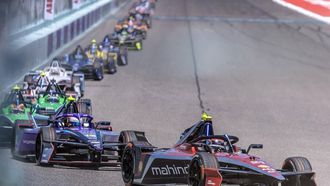 epa12028002 Nyck De Vries of Team Mahidra Racing Formula E Team (R) in action during the Miami E-Prix at the Homestead Miami Speedway in Homestead, Florida, USA, 12 April 2025.  EPA/CRISTOBAL HERRERA-ULASHKEVICH
