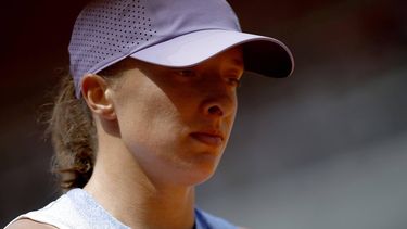 epa12152809 Iga Swiatek of Poland looks on during her Women's quarterfinals match against Elina Svitolina of Ukraine at the French Open Grand Slam tennis tournament at Roland Garros in Paris, France, 03 June 2025.  EPA/YOAN VALAT