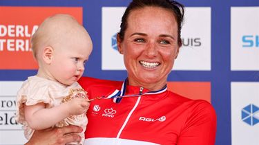 ARNHEM - Chantal van den Broek-Blaak op het podium na de Nederlandse kampioenschappen wielrennen bij de vrouwen op de weg. ANP VINCENT JANNINK