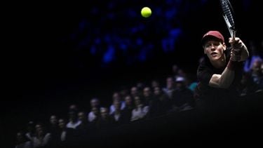 Italy's Jannik Sinner plays a backhand return to Canada's Felix Auger-Aliassime during their men's singles final match on day seven of the Paris ATP Masters 1000 tennis tournament at the Paris La Défense Arena in Nanterre, on the outskirts of Paris, on November 2, 2025. 
JULIEN DE ROSA / AFP