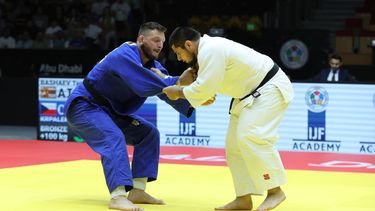 epa11364027 Tamerlan Bashaev (in White) of Russia and Lukas Krpalek of Czech Republic fight in the bronze of men's +100 category of Judo World Championships 2024 in Abu Dhabi, United Arab Emirates, 23 May 2024.  EPA/ALI HAIDER