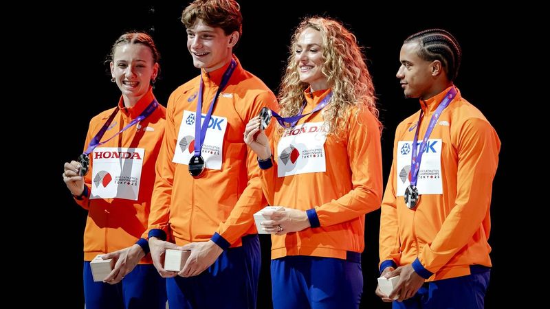 TOKIO - Femke Bol, Jonas Phijffers, Lieke Klaver en Eugene Omalla met hun zilveren medaille tijdens de medaille ceremonie van de 4x400 meter gemengde estafette tijdens de WK atletiek in Japan . ANP ROBIN VAN LONKHUIJSEN