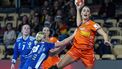 INNSBRUCK -  Larissa Nusser in actie tegen IJsland tijdens de eerste groepswedstrijd op het EK handbal. Bondscoach Henrik Signell passeerde voor het toernooi de ervaren Estavana Polman. ANP RONALD HOOGENDOORN