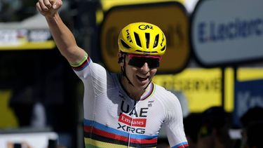 epa13091882 Slovenian cyclist Tadej Pogacar of UAE Team Emirates XRG celebrates at the finish line after winning Stage 3 of the Tour de France, a 195.9 km route from Granollers, Spain to Les Angles, France, 06 July 2026.  EPA/GUILLAUME HORCAJUELO