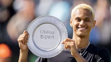 DEN BOSCH - Gabriel Diallo (CAN) toont de schaal na het winnen van de finale van het Libema Open tennistoernooi. Het grastoernooi maakt onderdeel uit van het ATP- en WTA-circuit. ANP SANDER KONING