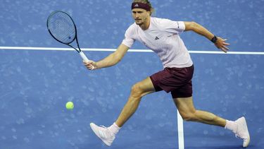 epa13221384 Alexander Zverev of Germany in action against Luciano Darderi of Italy during their Men’s Singles round 4 match of the US Open Tennis Championships at the USTA Billie Jean King National Tennis Center in Flushing Meadows, New York, USA, 07 September 2026.  EPA/BRIAN HIRSCHFELD