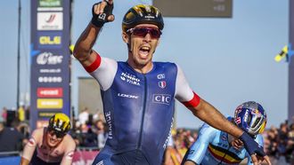 2023-09-24 16:45:12 WIJSTER - Christophe Laporte (FRA) wint de wegwedstrijd voor mannen elite tijdens de Europese kampioenschappen wielrennen op de Cal du Vam (Vam-berg), in de gemeente Midden-Drenthe, Nederland, op 24 september 2023. Laporte won voor Wout van Aert (r) (tweede) en Olav Kooij (l) (derde). ANP VINCENT JANNINK