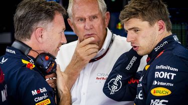 BUDAPEST - (VLNR) Christian Horner, Helmut Marko en Max Verstappen (Red Bull Racing) praten in de garage na afloop van de 3e vrije training op het Hungaroring Circuit in aanloop naar de Grote Prijs van Hongarije. ANP REMKO DE WAAL