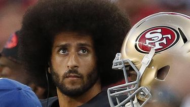 2016-10-06 18:18:10 epa05573824 San Francisco 49ers backup quarterback Colin Kaepernick on the sidelines in a play against the Arizona Cardinals during the first half of their NFL game at Levi's Stadium in Santa Clara, California, USA, 06 October 2016.  EPA/JOHN G. MABANGLO