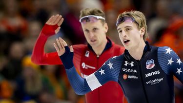 HEERENVEEN - Sander Eitrem (NOR) en Jordan Stolz (USA) in actie op de 1500 meter allround mannen tijdens de laatste dag van de WK allround en sprint in ijsstadion Thialf. SEM VAN DER WAL / ANP