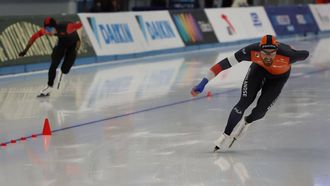 2023-11-17 19:17:09 epa10980704 Zhongyang Ning of China (L) and Kjeld Nuis of Netherlands in action during the men's 1500 m race at the ISU Speed Skating World Cup in Beijing, China, 17 November, 2023.  EPA/ANDRES MARTINEZ CASARES