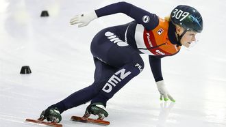 HEERENVEEN - Xandra Velzeboer in actie tijdens de halve finale 500 meter op de tweede dag van de Dutch Open Shorttrack in Thialf. De Nederlandse rijders kunnen bij de DOS weer punten verdienen voor kwalificatie voor de eerste twee World Tour-wedstrijden. ANP VINCENT JANNINK