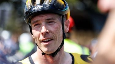 epa10414759 Rohan Dennis of team Jumbo Visma looks on after victory during the Men's Stage 2, Brighton to Victor Harbor of the 2023 Santos Tour Down Under professional road bicycle race in Adelaide, Australia 19 January 2023.  EPA/MATT TURNER AUSTRALIA AND NEW ZEALAND OUT