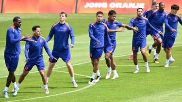 KOSICE - (l-r) Ezechiel Banzuzi of Holland U21, Milion Manhoef of Holland U21, Rav van den Berg of Holland U21, Anass Salah Eddine of Holland U21, Ryan Flamingo of Holland U21, Devyne Rensch of Holland U21, Kenneth Taylor of Holland U21, Neraysho Kasanwirjo of Holland U21, Thom van Bergen of Holland U21 tijdens een training in het Lokomotiva Training Centre voorafgaand aan het EK onder-21 duel in groep D tussen Jong Oranje en Oekraine. ANP GERRIT VAN KEULEN