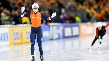 HEERENVEEN - Marijke Groenewoud juicht na het winnen tijdens de Massastart vrouwen op de laatste dag van de ICU derde wereldbeker schaatsen in het Thialf stadion. ANP VINCENT JANNINK