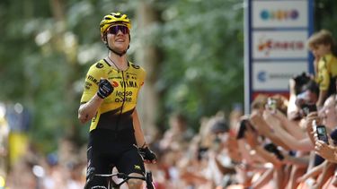 NIJMEGEN - Wilco Kelderman komt over de finish tijdens de wegrace (m) op het NK wielrennen, dat plaatsvindt tijdens de Omloop der Zevenheuvelen. Naast de wedstrijden wordt ook een toertocht georganiseerd, waarvoor iedereen zich kan inschrijven. IRIS VAN DEN BROEK / ANP