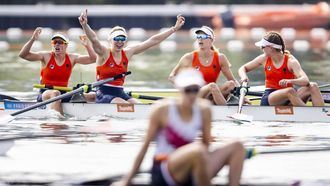 PARIJS - Marloes Oldenburg, Hermijntje Drenth, Tinka Offereins en Benthe Boonstra van de vrouwen vier winnen goud tijdens de finale op het olympisch roeitoernooi tijdens de zomerspelen in de Franse hoofdstad. ANP KOEN VAN WEEL
