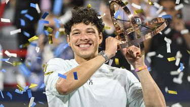 epa13168368 Ben Shelton of the United States holds the trophy after winning the ATP Masters 1000 Canada final in Montreal, Canada, 13 August 2026.  EPA/GRAHAM HUGHES