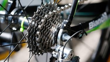 BESANCON - Detail van een fiets van een Belkin-rijder tijdens een rustdag in de Tour de France. ANP BAS CZERWINSKI