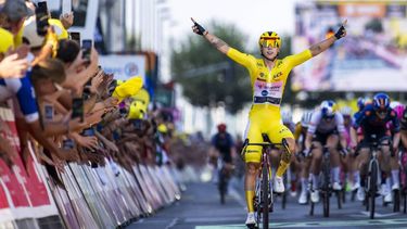 epa13147349 Netherlands' Lorena Wiebes of team SD Worx Protime celebrates winning the second stage the Women's Tour de France cycling race (Tour de France Femmes) over 147.9km from Aigle to Geneva, Switzerland, 02 August 2026.  EPA/JEAN-CHRISTOPHE BOTT