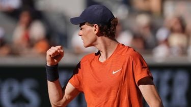 Italy's Jannik Sinner celebrates after a point as he plays against Spain's Carlos Alcaraz during their men's singles semi final match on Court Philippe-Chatrier on day thirteen of the French Open tennis tournament at the Roland Garros Complex in Paris on June 7, 2024. 
Dimitar DILKOFF / AFP