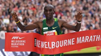 epa13295469 Eliud Kipchoge of Kenya crosses the finish line to win the mens marathon during the 2026 Melbourne Marathon in Melbourne, Australia, 11 October 2026.  EPA/JAMES ROSS NO ARCHIVING, EDITORIAL USE ONLY AUSTRALIA AND NEW ZEALAND OUT