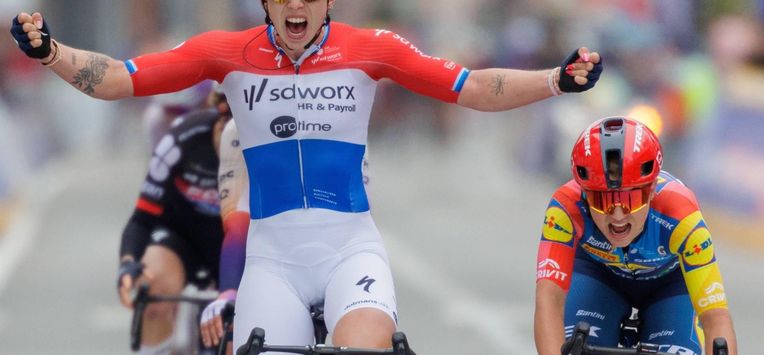 epa12859080 Dutch cyclist Lorena Wiebes of Team SDS Worx - Protime crosses the finish line to win the In Flanders Fields women's cycling race over 135 kilometres with start and finish in Wevelgem, Belgium, 29 March 2026.  EPA/OLIVIER MATTHYS