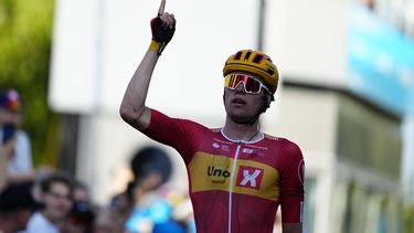 epa12298069 Norway's Soeren Waerenskjold of Uno-X Mobility wins the second stage of the Tour of Denmark cycling race over 110.5km from Rodovre to Gladsaxe, Denmark, 13 August 2025.  EPA/Mads Claus Rasmussen  DENMARK OUT