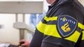2018-08-17 15:27:39 ROTTERDAM - Een politie neemt vingerafdrukken en maakt een foto van een verdachte. ANP XTRA LEX VAN LIESHOUT