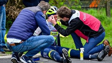 Netherlands' Dutch Taco van der Hoorn of Intermarche-Circus-Wanty receives medical attention  during the men's Tour of Flanders one day cycling event, 273,4km from Bruges to Oudenaarde, on April 2, 2023.  
DIRK WAEM / Belga / AFP